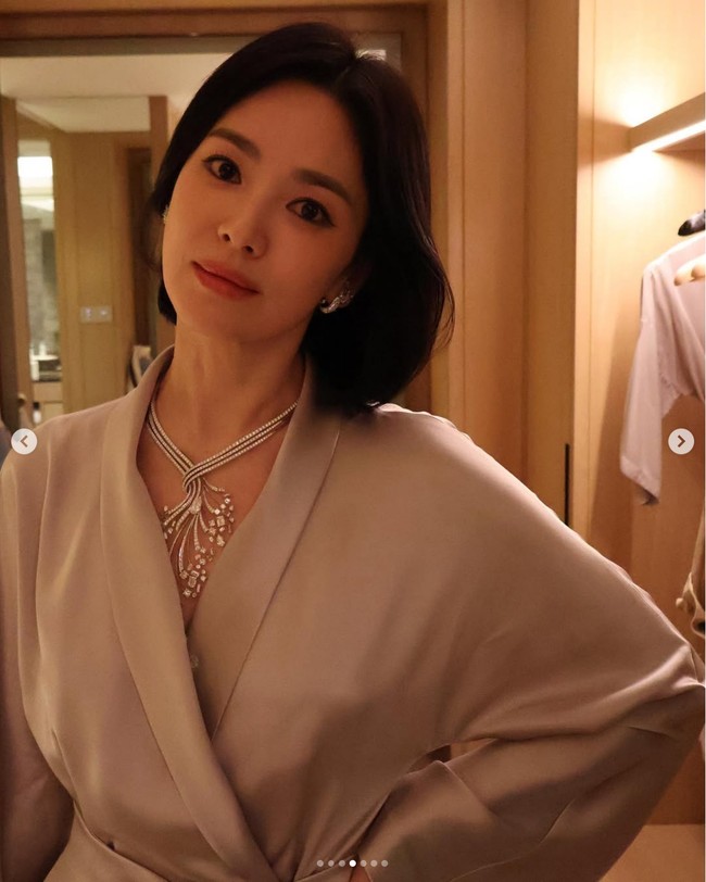 Song Hye Kyo juga memakai anting dan cincin berlian dari Chaumet yang harganya fantastis. Total harga anting dan cincin yang dikenakanya mencapai 499.000 Euro atau sekitar Rp 8 miliar. Sehingga total seluruh perhiasan yang menempel di tubuh Hye Kyo mencapai Rp 28 miliar. Foto: Dok. Instagram Song Hye Kyo