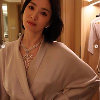 Song Hye Kyo juga memakai anting dan cincin berlian dari Chaumet yang harganya fantastis. Total harga anting dan cincin yang dikenakanya mencapai 499.000 Euro atau sekitar Rp 8 miliar. Sehingga total seluruh perhiasan yang menempel di tubuh Hye Kyo mencapai Rp 28 miliar. Foto: Dok. Instagram Song Hye Kyo