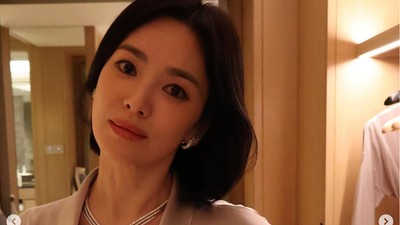 Foto: Cantiknya Song Hye Kyo Ultah ke-43, Pakai Perhiasan Rp 28 Miliar