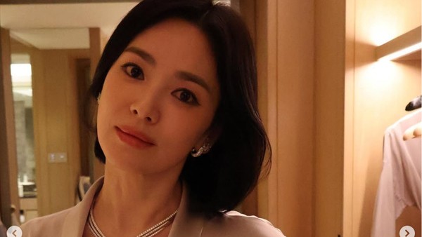 Foto: Cantiknya Song Hye Kyo Ultah ke-43, Pakai Perhiasan Rp 28 Miliar