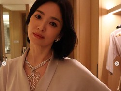 Foto: Cantiknya Song Hye Kyo Ultah ke-43, Pakai Perhiasan Rp 28 Miliar
