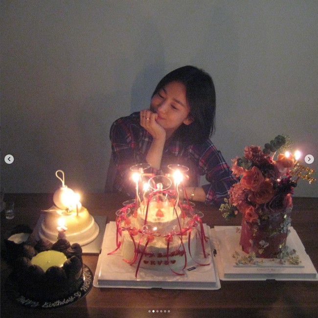 Song Hye Kyo berulang tahun yang ke-43 pada 22 November. Melalui unggahan Instagram, Hye Kyo memamerkan foto dirinya bersama deretan kue ulang tahun yang diterimanya. Foto: Dok. Instagram Song Hye Kyo