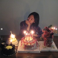 Song Hye Kyo berulang tahun yang ke-43 pada 22 November. Melalui unggahan Instagram, Hye Kyo memamerkan foto dirinya bersama deretan kue ulang tahun yang diterimanya. Foto: Dok. Instagram Song Hye Kyo