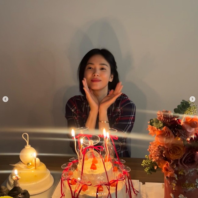Mantan istri Song Joong Ki itu tetap memancarkan pesonanya meski berpose di antara kue ulang tahunnya dengan lampu yang temaram. Foto: Dok. Instagram Song Hye Kyo