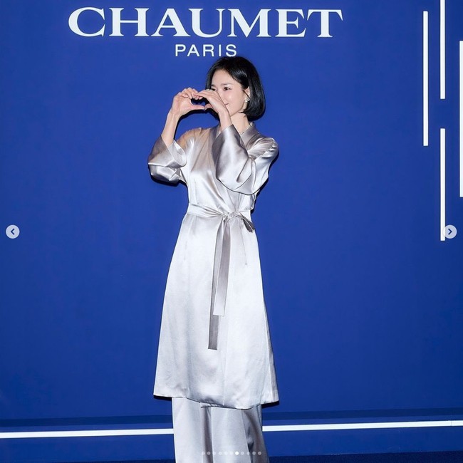 Setelah hari ulang tahunnya yang ke-43, Song Hye Kyo terbang ke Thailand untuk menghadiri pembukaan toko perhiasan Chaumet di mana dirinya menjadi brand ambassador. Foto: Dok. Instagram Song Hye Kyo