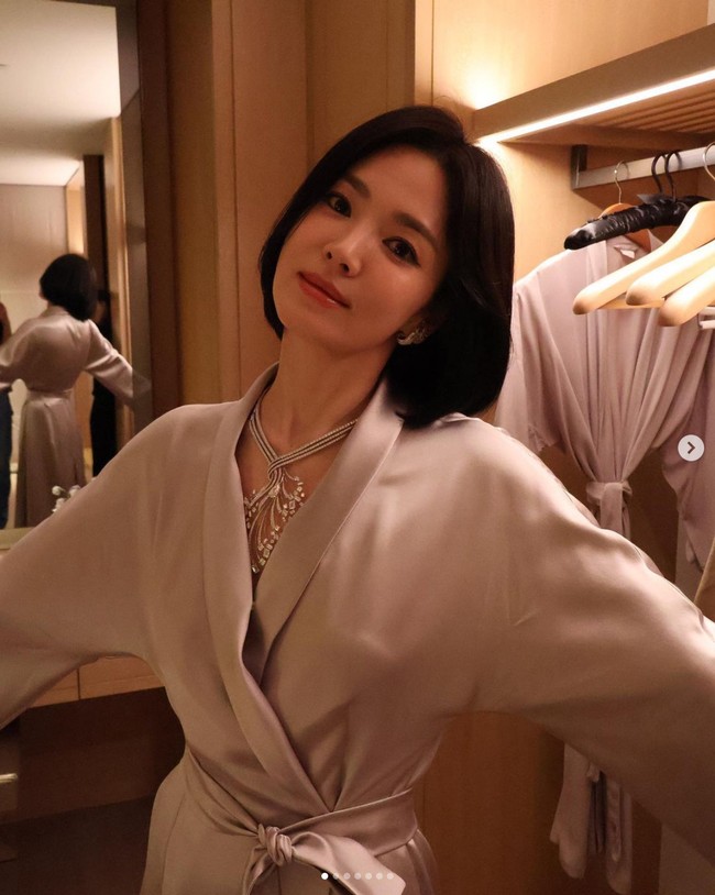 Menurut akun Instagram @songhyekyostyle, bintang drama Korea Descendants of the Sun itu memakai kalung berlian dari brand Chaumet yang harganya mencapai 1.190.000 Euro atau hampir Rp 20 miliar. Foto: Dok. Instagram Song Hye Kyo