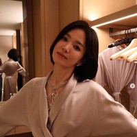 Menurut akun Instagram @songhyekyostyle, bintang drama Korea Descendants of the Sun itu memakai kalung berlian dari brand Chaumet yang harganya mencapai 1.190.000 Euro atau hampir Rp 20 miliar. Foto: Dok. Instagram Song Hye Kyo