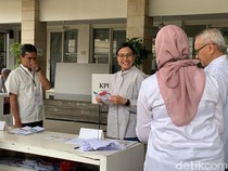Bareng Suami, Sri Mulyani Nyoblos di TPS 01 Bintaro