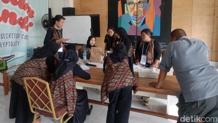 Suasana anggota KPPS TPS 01 Kotabaru tengah merekap perolehan suara di TPS 01 Kotabaru, Jogja, Rabu (27/11/2024).