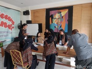 Hasto-Wawan Unggul di TPS Heroe Poerwadi Nyoblos
