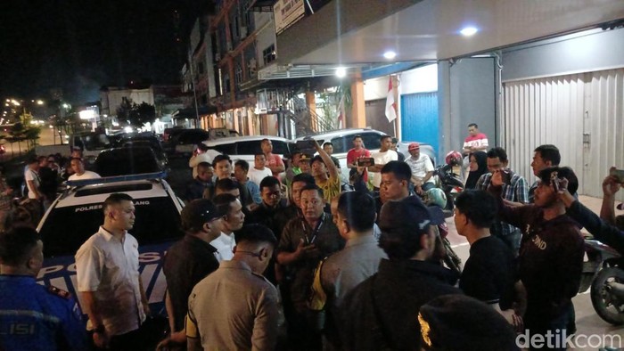 Suasana di depan ruko yang diduga digunakan sebagai lokasi money politics di Kecamatan Batam Kota, Batam, Kepri. (Alamudin Hamapu/detikSumut)