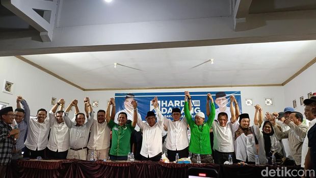 Suasana di rumah calon Bupati Sleman Harda Kiswaya. Diwarnai sujud syukur atas hasil quick count Pilkada Sleman versi internal, Rabu (27/11/2024).