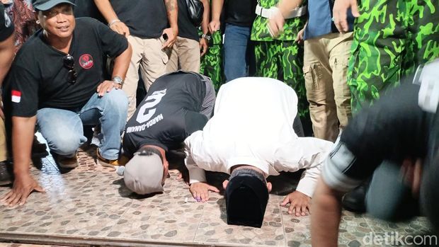Suasana di rumah calon Bupati Sleman Harda Kiswaya. Diwarnai sujud syukur atas hasil quick count Pilkada Sleman versi internal, Rabu (27/11/2024).