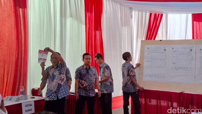 Suasana di TPS 29, Perumahan Pondok Lakah Permai, Ciledug, Tangerang, tempat Andra Soni nyoblos. (Brigitta Belia Permata Sari/detikcom)