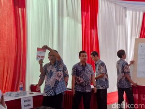 Suara Pertama di TPS Andra Soni untuk Pasangan Andra Soni-Dimyati