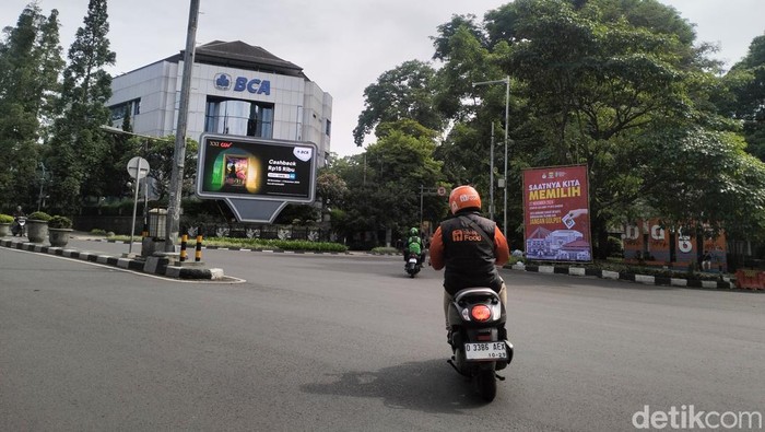 Suasana jalanan Kota Bandung di hari pencoblosan.
