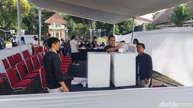suasana pemungutan suara di TPS Kota Baru Parahyangan