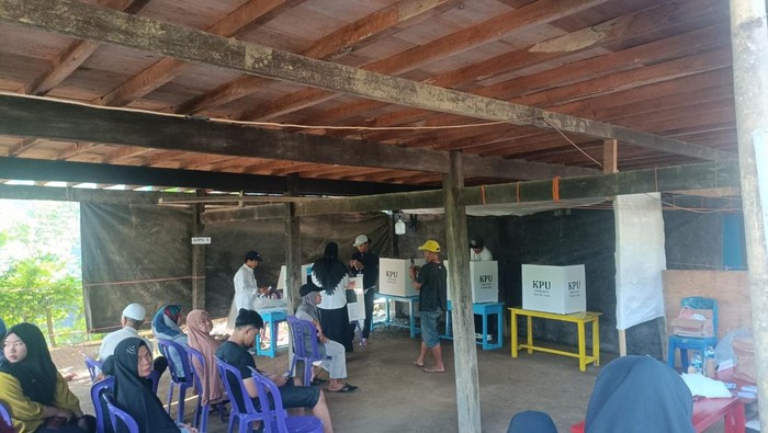 Suasana pencoblosan di TPS 02 Tomenawa, Kecamatan Baraka, Enrekang.