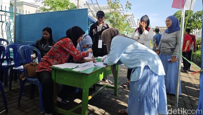 Suasana pencoblosan di TPS 12 Kelurahan Biring Romang, Kecamatan Manggala, Makassar.
