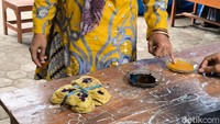 TPS di Kampung Benda, Kerep, Cirebon ini punya tinta kunyit sebagai penanda orang yang sudah nyoblos (Foto: Fahmi Labibinajib/detikJabar)