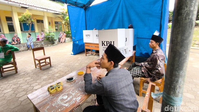 Suasana pencoblosan di TPS Tinta Kunyit Kampung Benda Kerep Cirebon