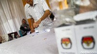 Sebanyak 1.058.127 daftar pemilih tetap tersebut terdiri dari 517.809 pemilih laki-laki dan 540.318 pemilih perempuan. Para pemilih nantinya akan menyalurkan hak suaranya di 2.060 Tempat Pemungutan Suara (TPS) yang ada di seluruh wilayah Kota Tangsel.