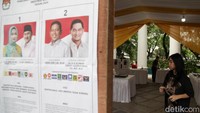 Warga menggunakan hak pilihnya pada Pilkada serentak 2024 Tangerang Selatan di TPS 15 Sutera Narada, Pakulonan, Serpong Utara, Kota Tangerang Selatan, Banten, Rabu (27/11/2024).