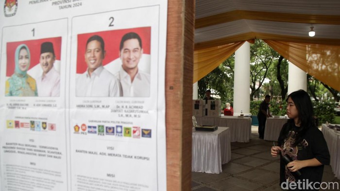 Suasana Pencoblosan Pilkada 2024 di Tangsel Warga menggunakan hak pilihnya pada Pilkada serentak 2024 Kota Tangerang di TPS 15 Sutera Narada, Pakulonan, Serpong Utara, Kota Tangerang Selatan, Banten, Rabu (27/11/2024).