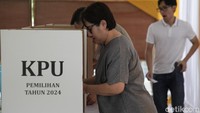 Selain memilih Wali kota dan Wakil Wali kota Tangerang Selatan, warga juga melakukan pemilihan Gubernur dan Wakil Gubernur Banten.