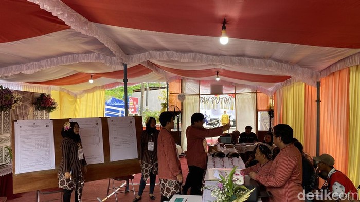 Suasana penghitungan suara di TPS Andika-Hendi di Kelurahan Lempongsari, Kecamatan Gajahmungkur, Kota Semarang, Rabu (27/11/2024).