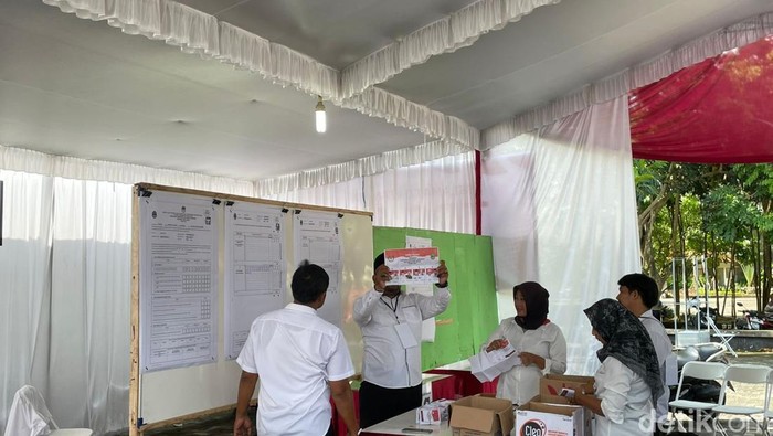 Suasana penghitungan suara di TPS tempat Cagub Jabar Jeje Wiradinata mencoblos