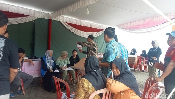 Suasana perhitungan suara di TPS tempat Herman Deru mencoblos.