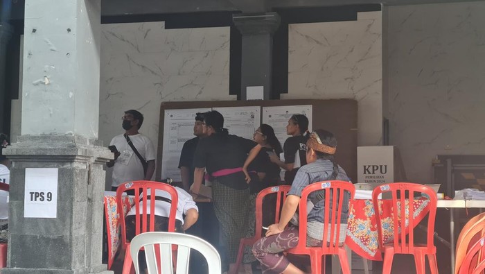 Suasana perhitungan surat suara di TPS 9 Banjar Bumi Santhi, Desa Dauh Puri Kelod, Denpasar, Rabu (27/11/2024). (Vincencia Januaria Molo/detikBali)