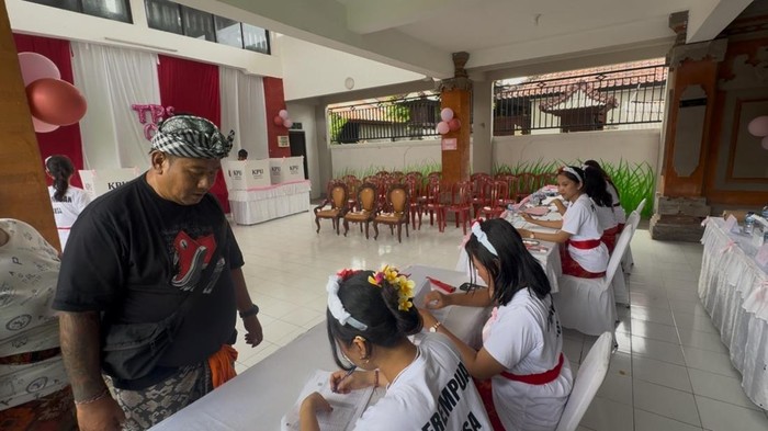 Suasana TPS 08 di Banjar Kerta Sari, Kelurahan Panjer, Denpasar, yang semua petugasnya adalah merupuan dan Gen Z. (Adhisthaya Sawitra/detikBali)