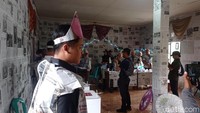 Suasana TPS di Kota Tasikmalaya yang didekorasi koran bekas. Rupanya ada konsep pesan literasi di dalamnya (Foto: Faizal Amiruddin/detikJabar)