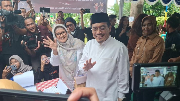 Suswono dan istri saat berada di TPS (Sholihin/detikcom)