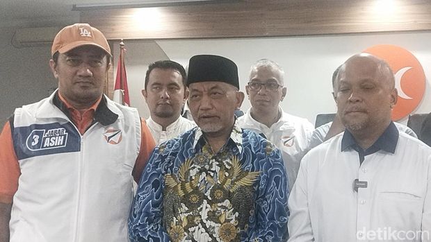 Syaikhu-Ilham saat memberikan pernyataan soal hasil quick count Pilgub Jabar.