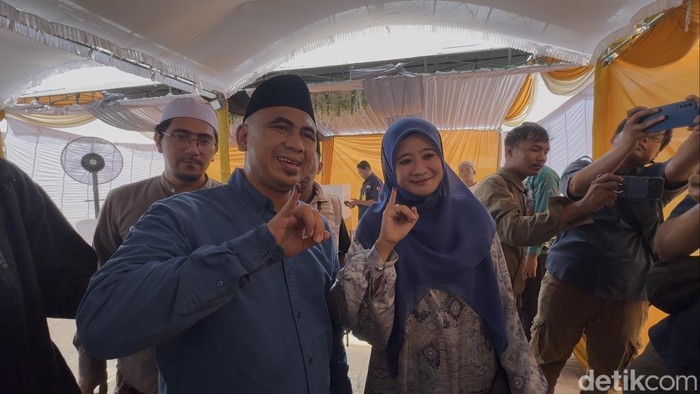 Taj Yasin dan istri saat mencoblos di TPS Rembang, Rabu (27/11/2024).