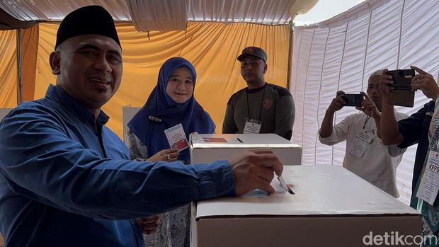 Momen Gus Yasin Cawagub Jateng Nomor Urut 02 bersama sang istri nyoblos di TPS 03 Karangmangu, Sarang, Rabu (27/11/2024), siang pukul 11.49 WIB.