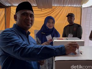 Nyoblos Usai Pulang Umrah, Taj Yasin dan Istri Siap Birukan Jateng
