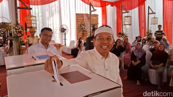 Tampak Sumringah Dedi Mulyadi Saat Nyoblos, Yakin Menang 80 %