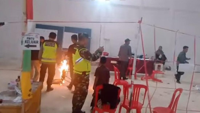 Tangkap layar video ruangan TPS di Sungai Penuh, Jambi, terbakar