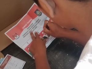 Viral Pria Coblos Banyak Surat Suara di Lombok Tengah