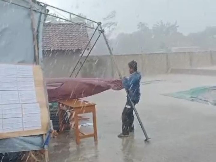 Tangkapan layar video TPS 06 Desa Pagumenganmas, Kecamatan Karangdadap, Kabupaten Pekalongan, diterjang angin kencang saat hujan deras, Rabu (27/11/2024).