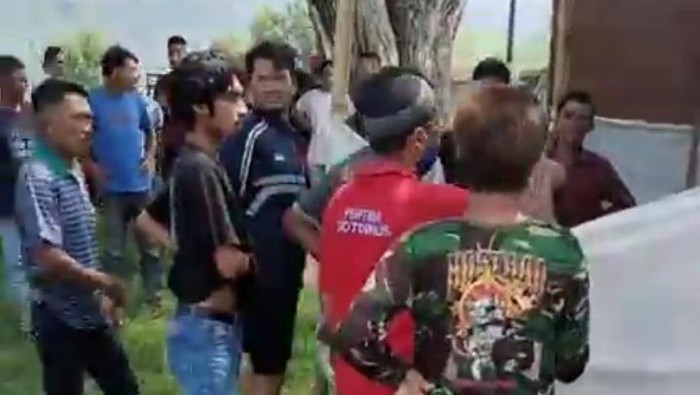 Tangkapan layar video warga protes ratusan surat suara sudah tercoblos duluan di Sumbawa, NTB, Rabu (27/11/2024).