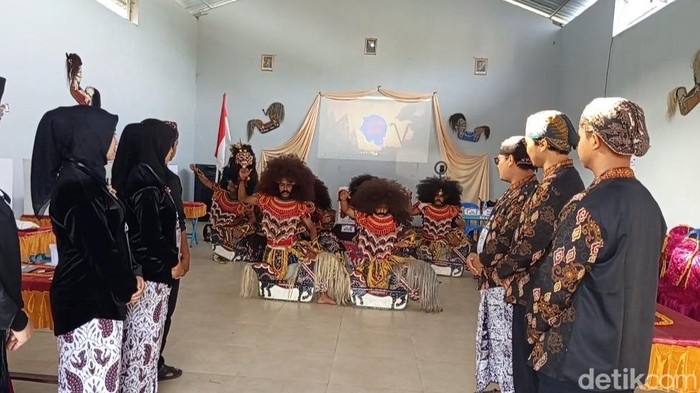 Tarian jatilan mengiringi KPPS memasuki TPS 06 di Dusun Podo, Desa Podosoko, Kecamatan Sawangan, Kabupaten Magelang, Rabu (27/11/2024).