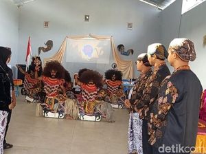 Jaran Kepang Iringi KPPS Jelang Coblosan di TPS 6 Podosoko Magelang