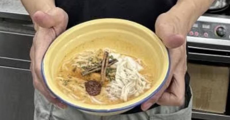 Tempat Makan Ini Sajikan Menu Laksa Singapura Pakai Cacing Tanah