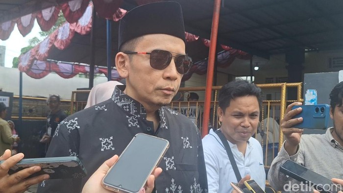 TGB Zainul Majdi di TPS 01, Lingkungan Pusaka, Kelurahan Pejanggik, Mataram, Rabu (27/11/2024). (Nathea Citra/detikBali)
