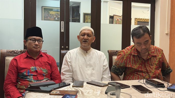 Tim Pemenangan Risma-Gus Hans saat menggelar konferensi pers menyatakan hasil quick count internal mereka.